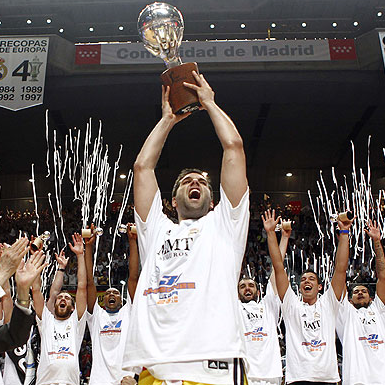 Felipe Reyes levanta el trofeo de campeón de Liga ACB (Foto: ACB.com)