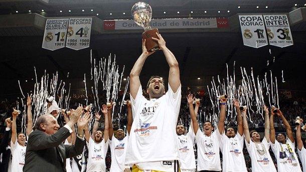 La plantilla del Real Madrid recibe el título de campeón de la Liga ACB. (Foto: ACB.com)