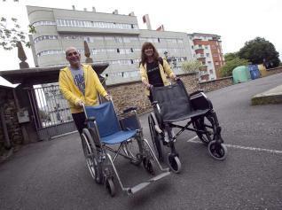 Carlos Cima y Marta Sobrino, empujando las sillas de ruedas, ayer, en el IES Alfonso II.