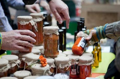 Productos ecológicos y artesanales en el Mercado de la Buena Vida