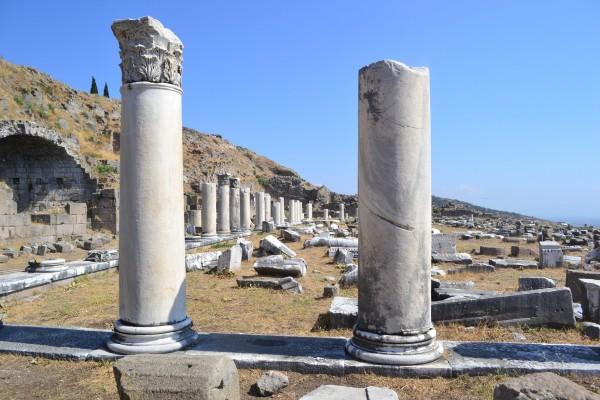 Columnas aún de pie en lo que queda del gimnasio de Pergamon