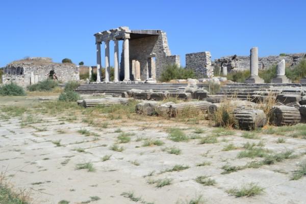 La vía sagrada de Mileto, con una estoa de orden jónico en el fondo