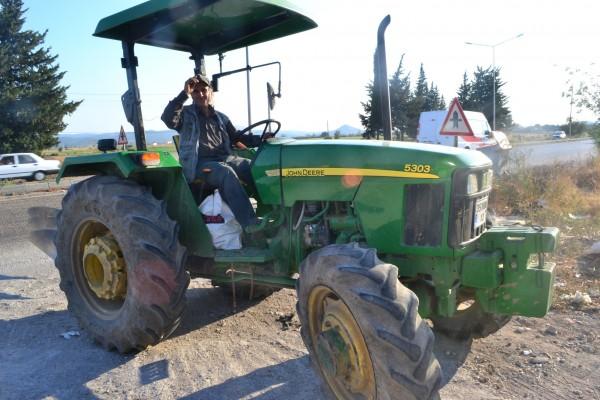 Para volver de Pergamon, este campesino me llevo en su tractor ¡Genial!
