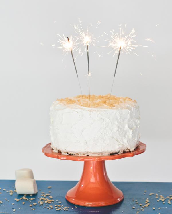 tarta hecha con krispies y nubes blancas