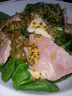 Ensalada de espinacas lacón y cebolla caramelizada