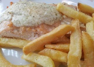 Salmón con bechamel de eneldo y patatas fritas