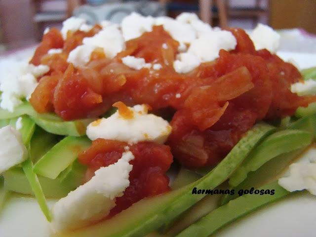 CINTAS DE CALABACÍN CON SALSA DE TOMATE Y CEBOLLA  Y QUESO FETA