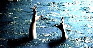 Cuando nadie te ayuda Cuando nadie te ayuda. Brazos se alzan entre aguas marinas