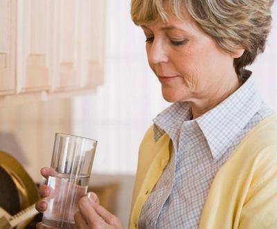 Por qué se debe tomar la medicación con agua