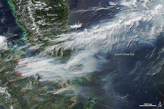 Imagen satélite de incendios en Sumatra y humo sobre Singapur