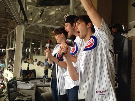 Christian Madsen, Amy Newbold y Ben Lloyd-Hughes en el juego de los Chicago Cubs