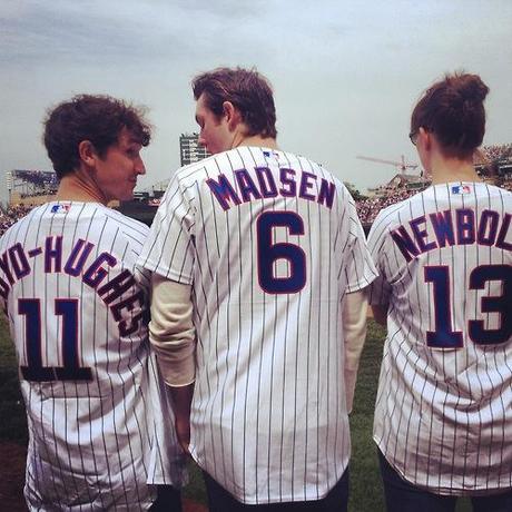 Christian Madsen, Amy Newbold y Ben Lloyd-Hughes en el juego de los Chicago Cubs