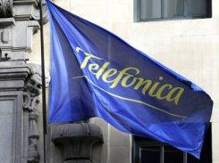 Imagen de una bandera de Telefónica ante su histórico edificio de la Gran Vía de Madrid.