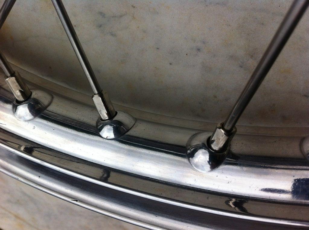 Detalle de las cabezas de los radios de la llanta