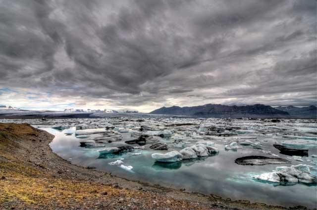 hielos y nubes de tormente en el lago Jokulsarlon