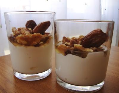 Yogur griego con frutos secos y miel