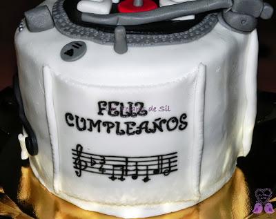 TARTA MUSICAL CON FONDANT Y BIZCOCHO RED VELVET