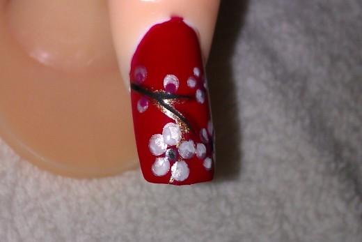 Diseños de uñas fácil para principiantes: Diseño de uñas rojo con flores blancas de primavera