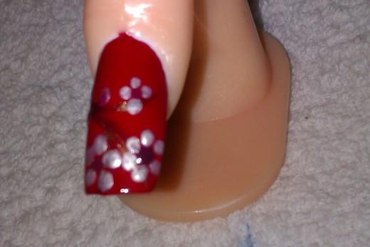 Diseños de uñas fácil para principiantes: Diseño de uñas rojo con flores blancas de primavera