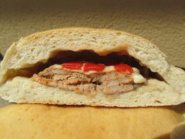 Montaditos de lomo con pimientos