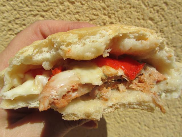 Montaditos de lomo con pimientos