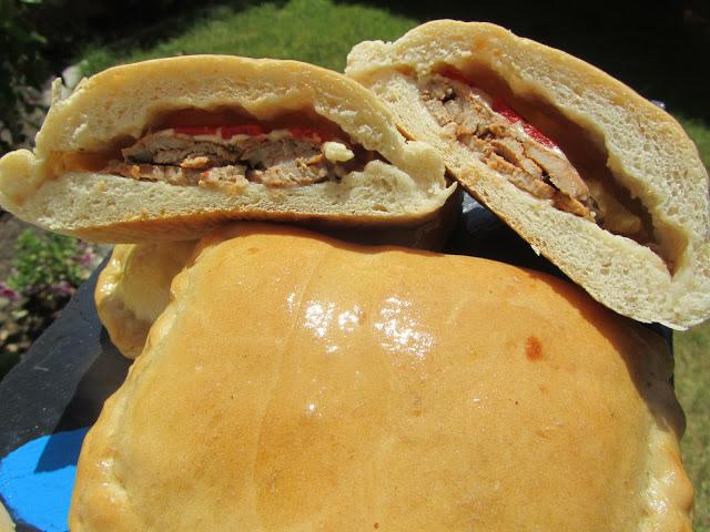 Montaditos de lomo con pimientos