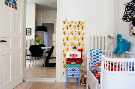 silla stokke cocina blanca nevera smeg mesa de madera blanca con sillas de aires victorianos espejo dorado de formas barrocas decoración suelo de roble espigado decoración paredes blancas empapeladas con motivos florales decoración madura blanco elegante decoración infantil alfombra hay decoración en blanco decoración elegante decoración diseño interiores nórdicos cocinas blancas modernas escandinavas blog decoración diseño nórdico 