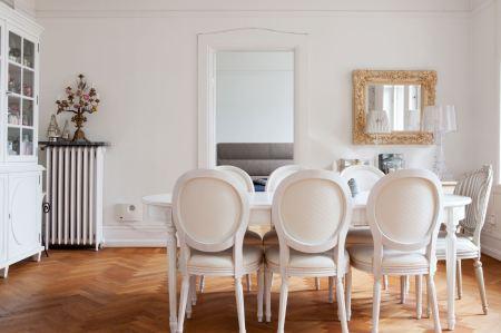 silla stokke cocina blanca nevera smeg mesa de madera blanca con sillas de aires victorianos espejo dorado de formas barrocas decoración suelo de roble espigado decoración paredes blancas empapeladas con motivos florales decoración madura blanco elegante decoración infantil alfombra hay decoración en blanco decoración elegante decoración diseño interiores nórdicos cocinas blancas modernas escandinavas blog decoración diseño nórdico 