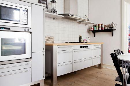 silla stokke cocina blanca nevera smeg mesa de madera blanca con sillas de aires victorianos espejo dorado de formas barrocas decoración suelo de roble espigado decoración paredes blancas empapeladas con motivos florales decoración madura blanco elegante decoración infantil alfombra hay decoración en blanco decoración elegante decoración diseño interiores nórdicos cocinas blancas modernas escandinavas blog decoración diseño nórdico 