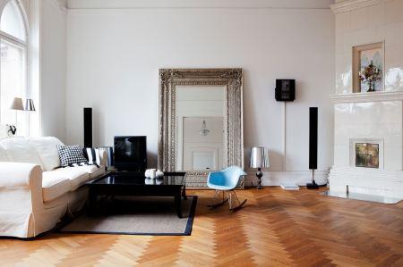 silla stokke cocina blanca nevera smeg mesa de madera blanca con sillas de aires victorianos espejo dorado de formas barrocas decoración suelo de roble espigado decoración paredes blancas empapeladas con motivos florales decoración madura blanco elegante decoración infantil alfombra hay decoración en blanco decoración elegante decoración diseño interiores nórdicos cocinas blancas modernas escandinavas blog decoración diseño nórdico 