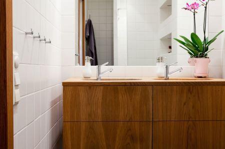 silla stokke cocina blanca nevera smeg mesa de madera blanca con sillas de aires victorianos espejo dorado de formas barrocas decoración suelo de roble espigado decoración paredes blancas empapeladas con motivos florales decoración madura blanco elegante decoración infantil alfombra hay decoración en blanco decoración elegante decoración diseño interiores nórdicos cocinas blancas modernas escandinavas blog decoración diseño nórdico 