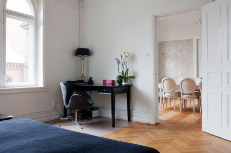silla stokke cocina blanca nevera smeg mesa de madera blanca con sillas de aires victorianos espejo dorado de formas barrocas decoración suelo de roble espigado decoración paredes blancas empapeladas con motivos florales decoración madura blanco elegante decoración infantil alfombra hay decoración en blanco decoración elegante decoración diseño interiores nórdicos cocinas blancas modernas escandinavas blog decoración diseño nórdico 
