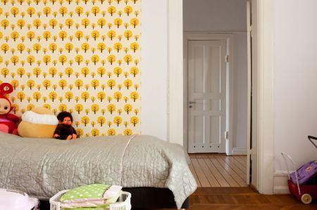 silla stokke cocina blanca nevera smeg mesa de madera blanca con sillas de aires victorianos espejo dorado de formas barrocas decoración suelo de roble espigado decoración paredes blancas empapeladas con motivos florales decoración madura blanco elegante decoración infantil alfombra hay decoración en blanco decoración elegante decoración diseño interiores nórdicos cocinas blancas modernas escandinavas blog decoración diseño nórdico 