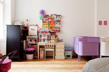 silla stokke cocina blanca nevera smeg mesa de madera blanca con sillas de aires victorianos espejo dorado de formas barrocas decoración suelo de roble espigado decoración paredes blancas empapeladas con motivos florales decoración madura blanco elegante decoración infantil alfombra hay decoración en blanco decoración elegante decoración diseño interiores nórdicos cocinas blancas modernas escandinavas blog decoración diseño nórdico 