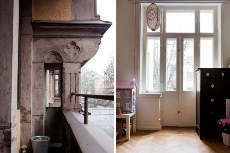 silla stokke cocina blanca nevera smeg mesa de madera blanca con sillas de aires victorianos espejo dorado de formas barrocas decoración suelo de roble espigado decoración paredes blancas empapeladas con motivos florales decoración madura blanco elegante decoración infantil alfombra hay decoración en blanco decoración elegante decoración diseño interiores nórdicos cocinas blancas modernas escandinavas blog decoración diseño nórdico 