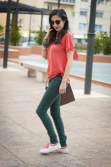 coral sneakers outfit