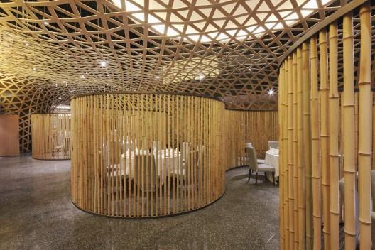 1304104983 tp 290411 02 528x352 Restaurante Revestido con una Malla Geométrica de Bamboo   Tang Palace Restaurant