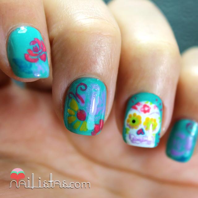 Detalle de manicura con calavera mexicana y flores
