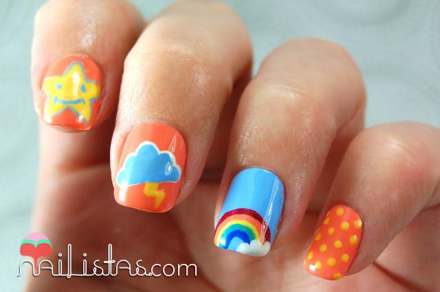 Uñas decoradas con arcoiris, nube y estrellas