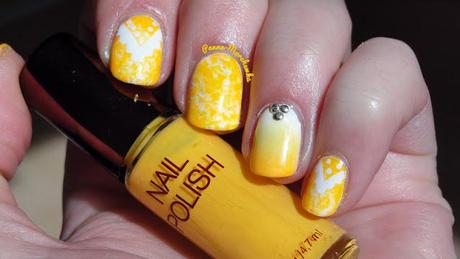 Uñas decoradas con motivos étnicos en amarillo