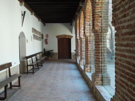 Tras la puerta del fondo mi esposa escuchó los cantos gregorianos de unos monjes que hacían varios siglos que abandonarón el monasterio.