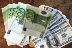 El euro proseguía su caída ante un dólar
