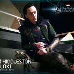 Tom Hiddleston posa junto a la figura de Loki de Hot Toys