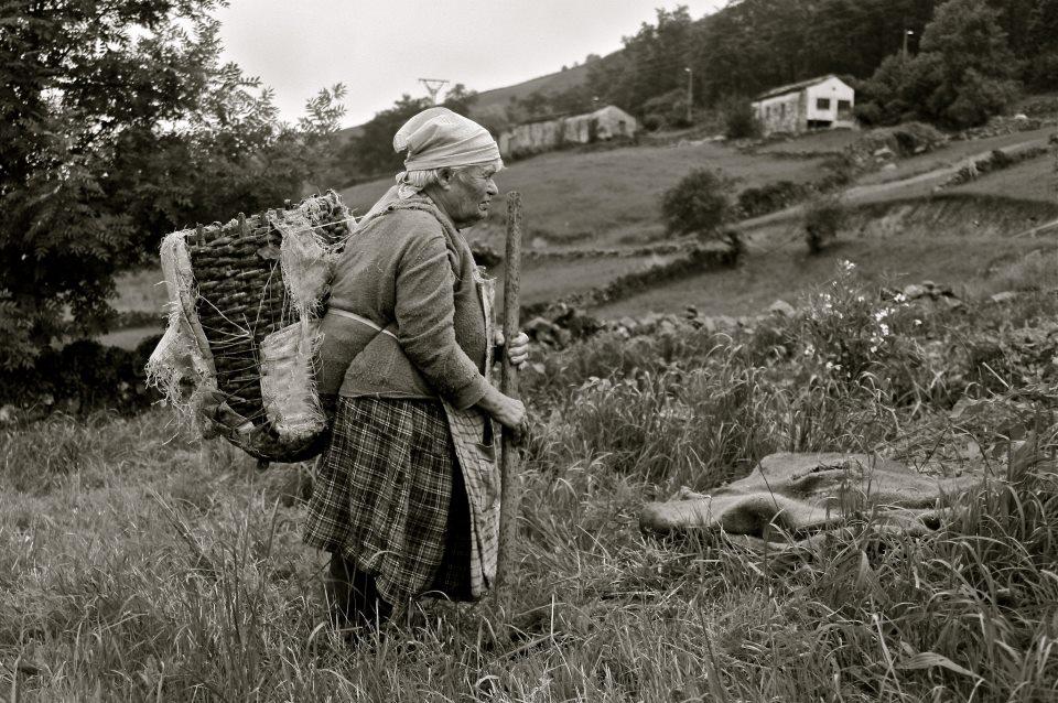 Homenaje a la mujer pasiega: fuerte, valiente, trabajadora, cariñosa y decidida.