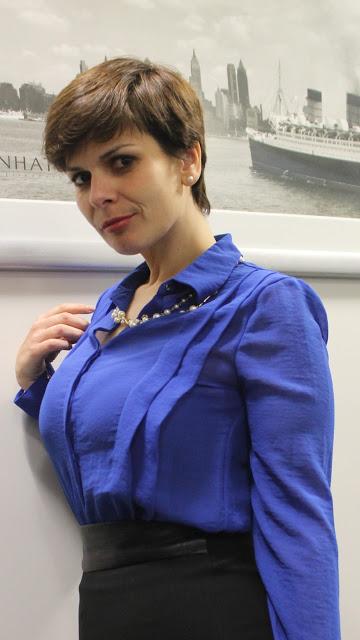 Mis Looks - Azul Klein y collar favorito