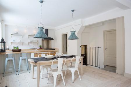 sillas Tolix estilo nórdico decoración destrozar una decoración decorar espacios armonía texturas gama cromática decoración en blanco gris madera decoración diseño interiores nórdicos decoración diáfana espacios abiertos decoración de cocinas nórdicas toques industriales cocinas nórdicas blancas madera modernas blog decoración interiores nórdicos 