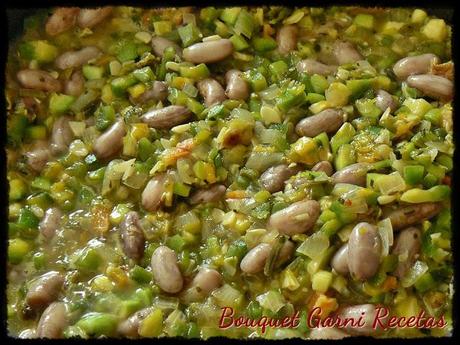 Guiso de porotos Cranberry, fideos con harina de amaranto y vegetales