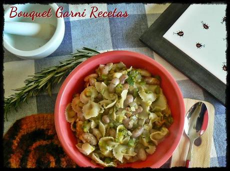 Guiso de porotos Cranberry, fideos con harina de amaranto y vegetales