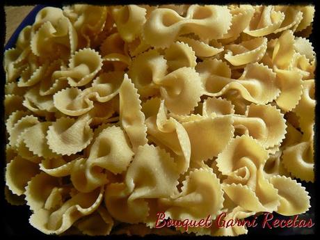 Guiso de porotos Cranberry, fideos con harina de amaranto y vegetales