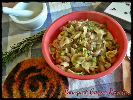 Guiso de porotos Cranberry, fideos con harina de amaranto y vegetales